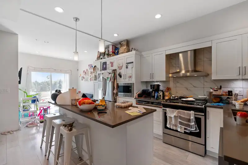 23 21150 76A AVENUE - photo 3 of 20