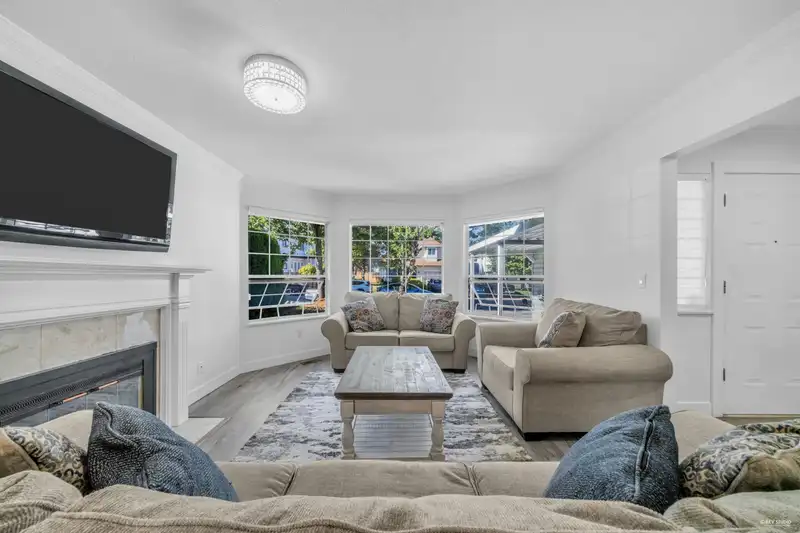 13330 59B AVENUE - photo 4 of 38