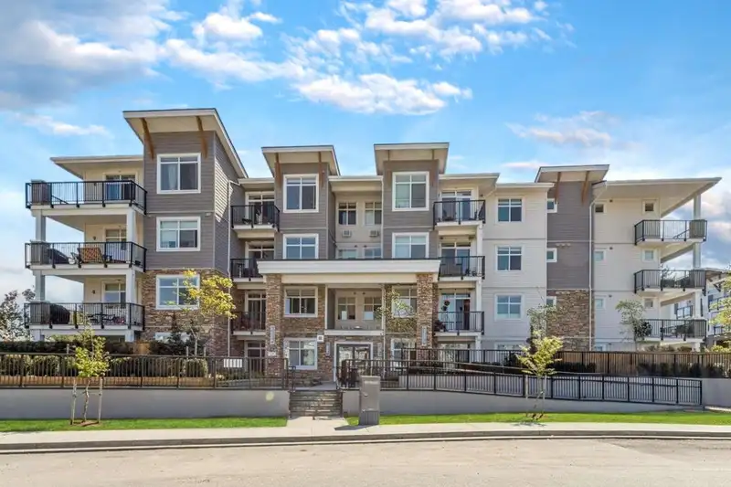 405 19940 BRYDON CRESCENT - photo 1 of 10