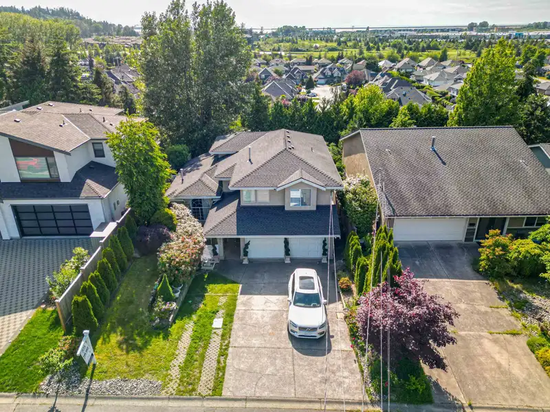 1641 53A STREET - photo 4 of 38