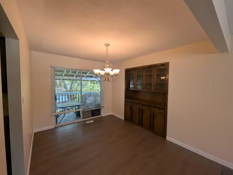 2114 LYNDEN STREET - photo 3 of 25