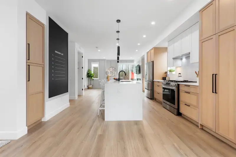 52 20763 76 AVENUE - photo 1 of 35