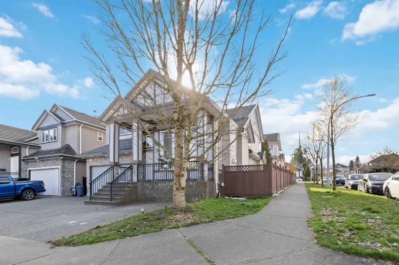 7097 149A STREET - photo 2 of 32