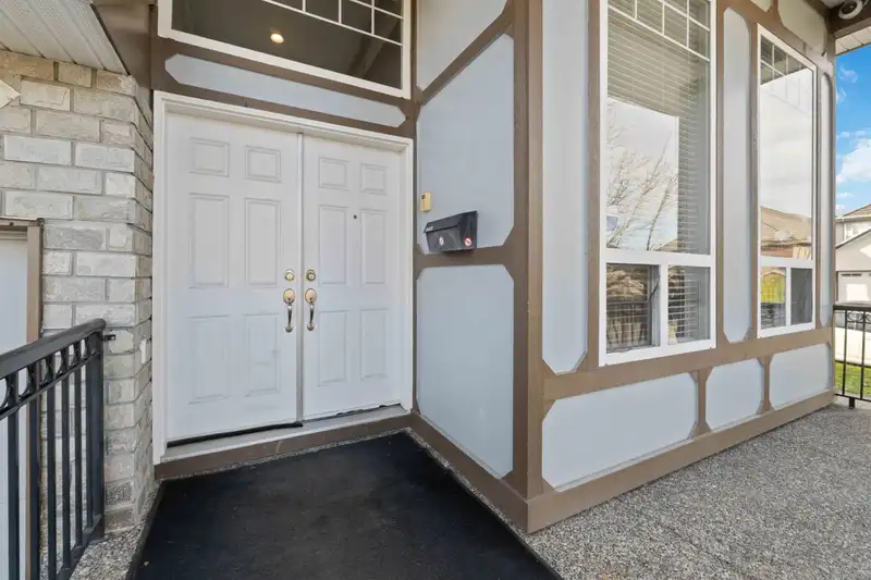 7097 149A STREET - photo 3 of 32