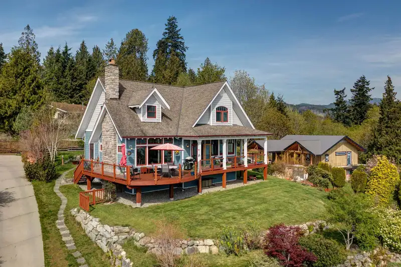 6373 N GALE AVENUE - photo 3 of 40