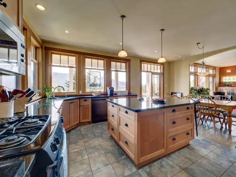 6373 N GALE AVENUE - photo 4 of 40