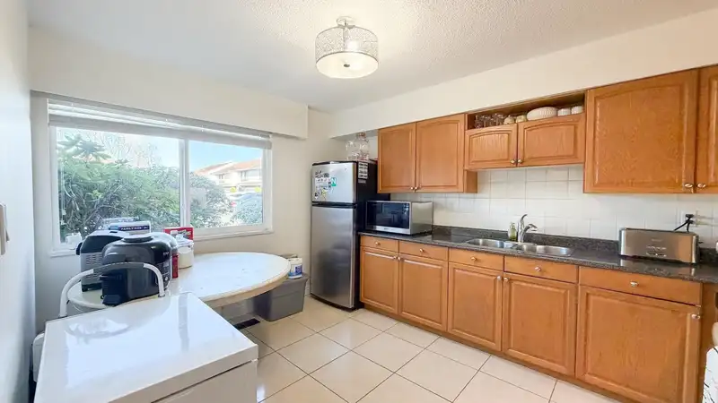 117 9700 GLENACRES DRIVE - photo 4 of 32