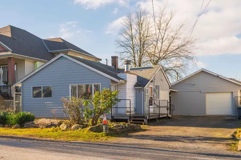 10843 130 STREET - photo 1 of 32