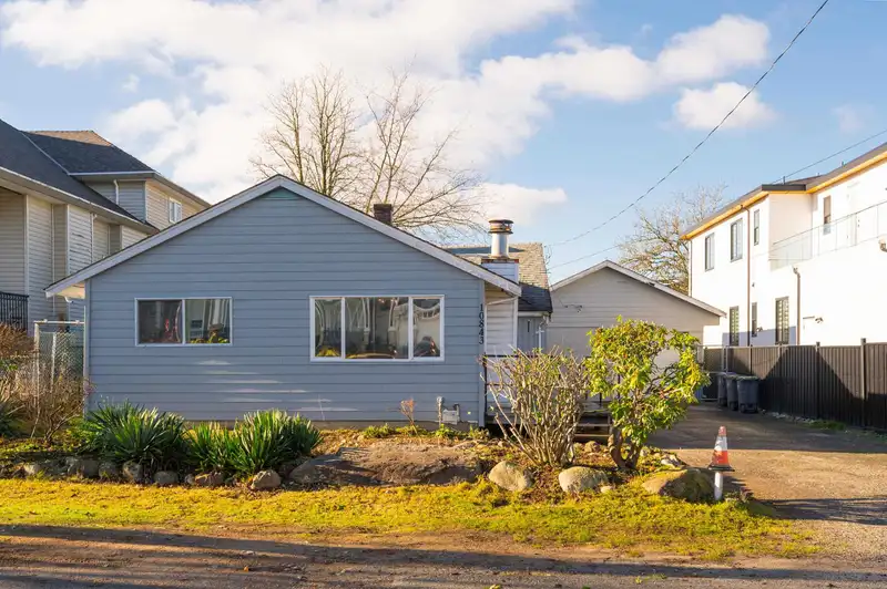 10843 130 STREET - photo 2 of 32