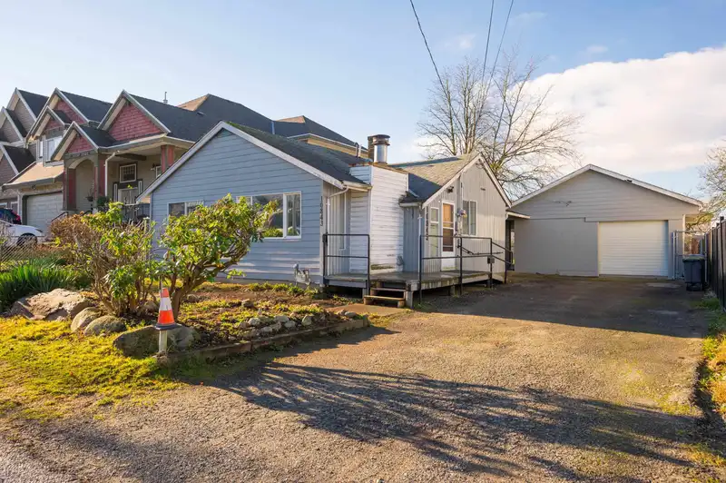 10843 130 STREET - photo 3 of 32