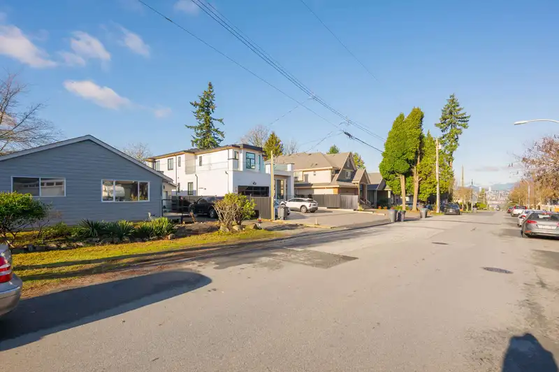 10843 130 STREET - photo 4 of 32