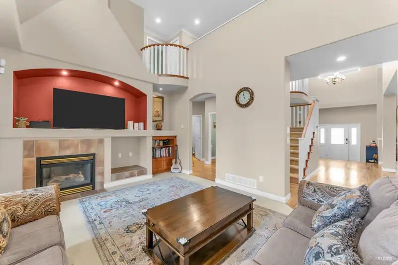 21048 86A AVENUE - photo 4 of 40