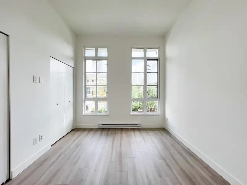 105 548 FOSTER AVENUE - photo 2 of 37