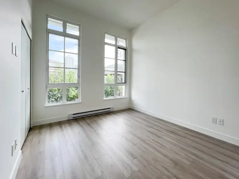 105 548 FOSTER AVENUE - photo 4 of 37