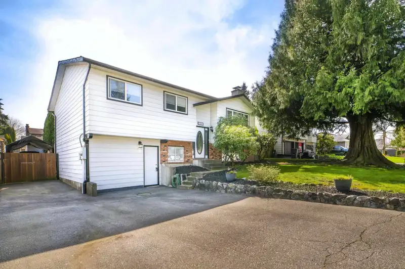 27052 34A AVENUE - photo 2 of 40