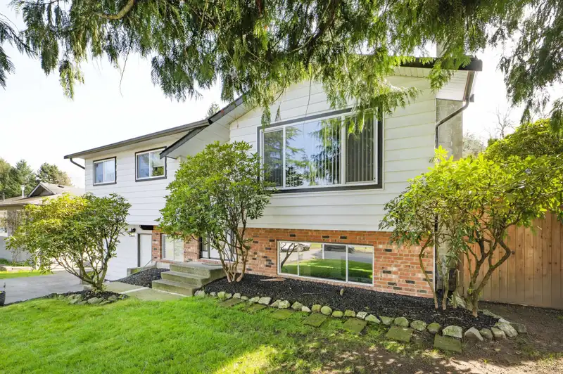 27052 34A AVENUE - photo 3 of 40