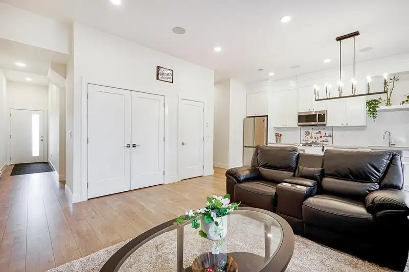 17 5960 142 STREET - photo 4 of 31