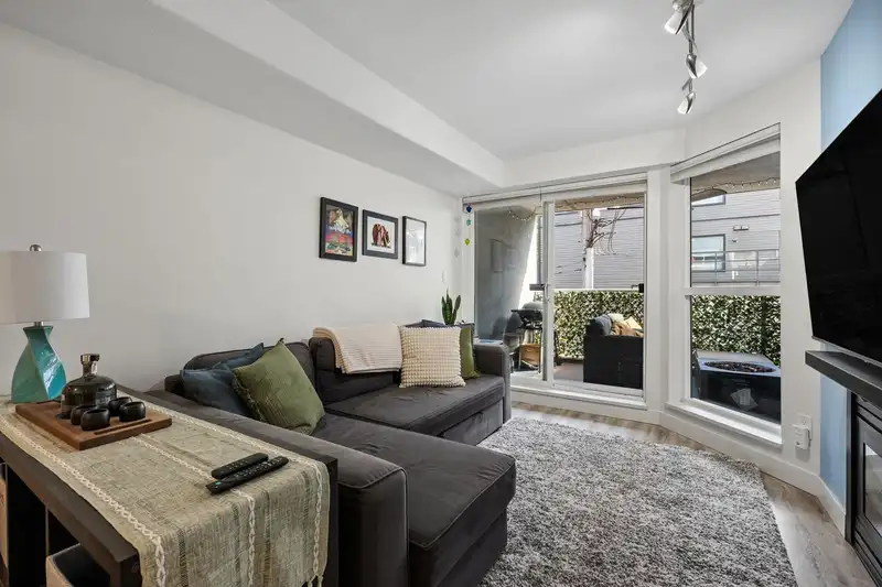 208 988 W 21ST AVENUE - photo 1 of 31