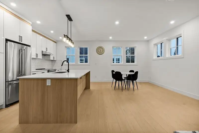 2 2360 CRESCENT WAY - photo 1 of 20