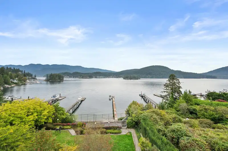 828 BEACHVIEW DRIVE - photo 1 of 40