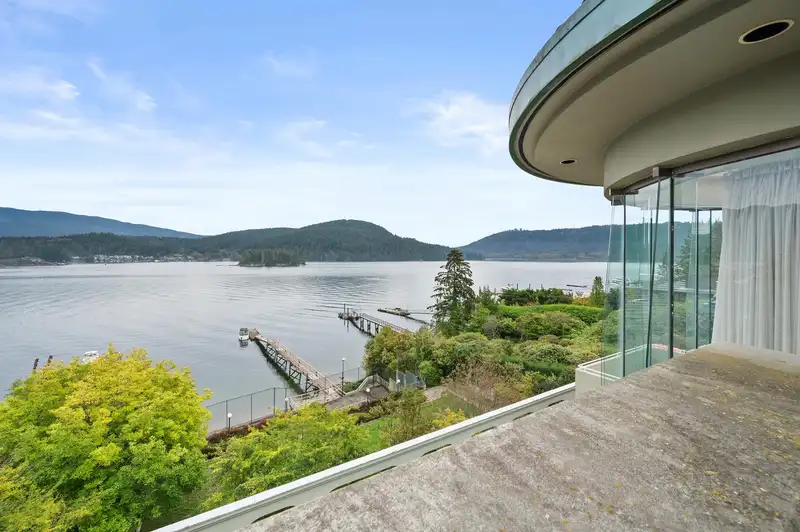 828 BEACHVIEW DRIVE - photo 2 of 40