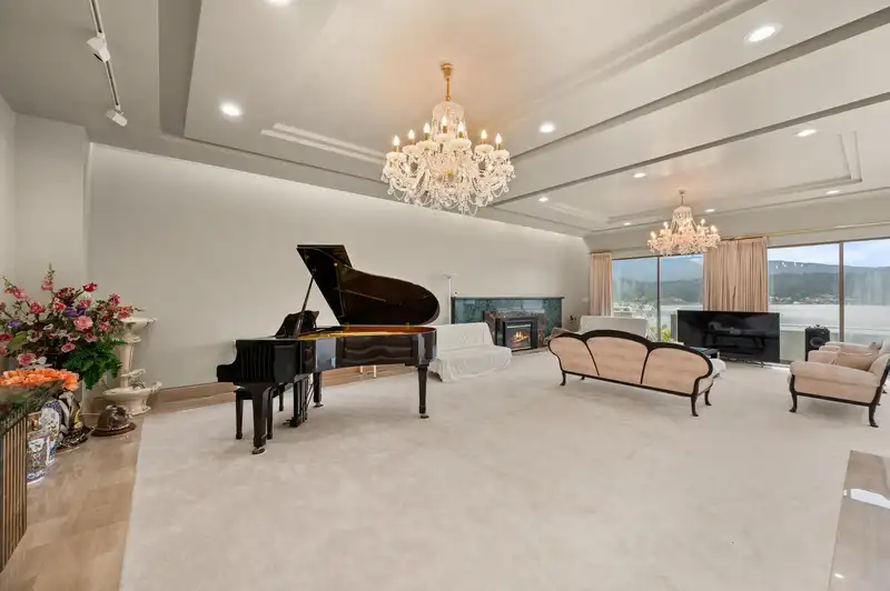 828 BEACHVIEW DRIVE - photo 3 of 40