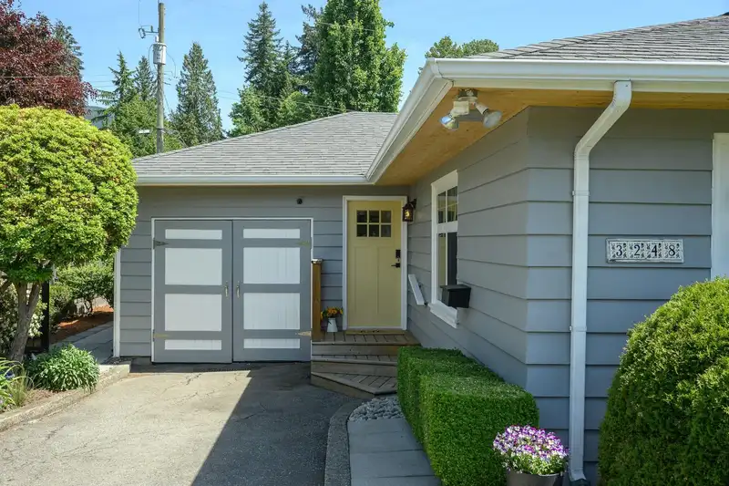3248 BEVERLEY CRESCENT - photo 2 of 40