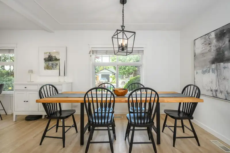 3248 BEVERLEY CRESCENT - photo 4 of 40