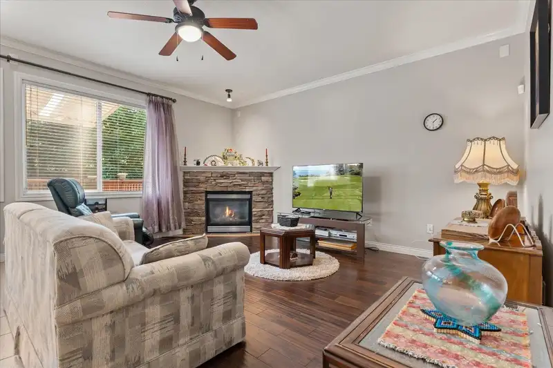 45704 SAFFLOWER CRESCENT - photo 4 of 36