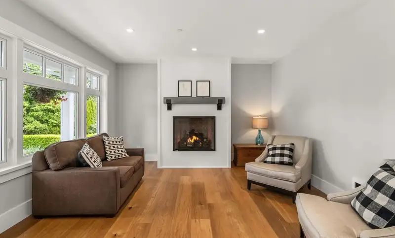 15682 THRIFT AVENUE - photo 4 of 38