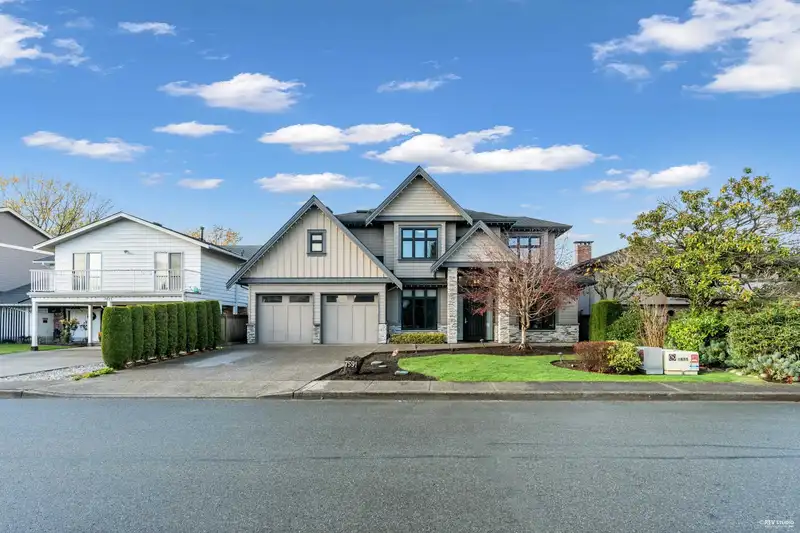 7591 GABRIOLA CRESCENT - photo 2 of 35