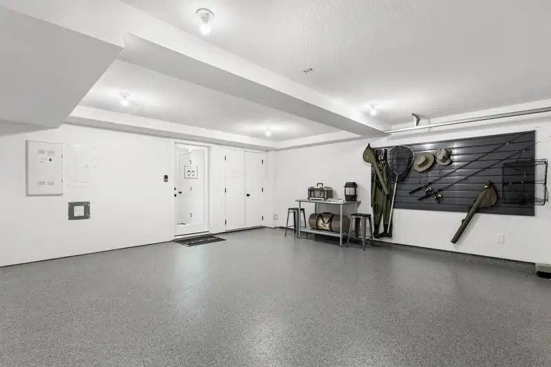 27 2891 MONTROSE AVENUE - photo 4 of 33