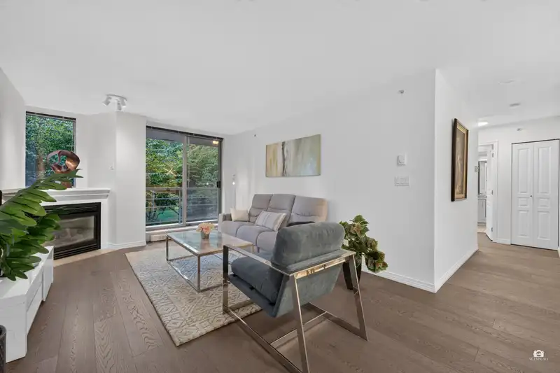 202 5639 HAMPTON PLACE - photo 2 of 39