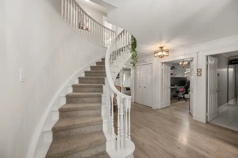 20197 42 AVENUE - photo 3 of 40