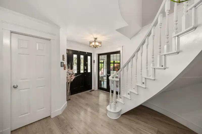 20197 42 AVENUE - photo 4 of 40