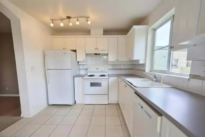 410 20110 MICHAUD CRESCENT - photo 4 of 22