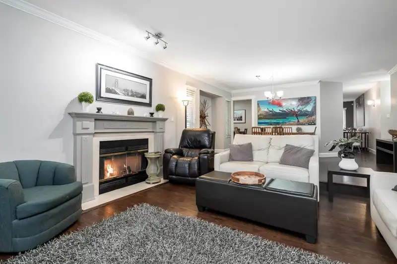 14086 17 AVENUE - photo 2 of 27