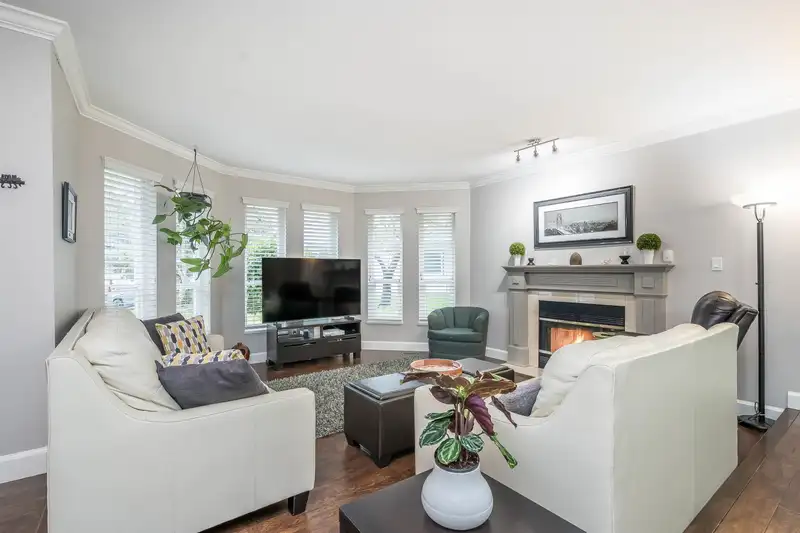 14086 17 AVENUE - photo 3 of 27