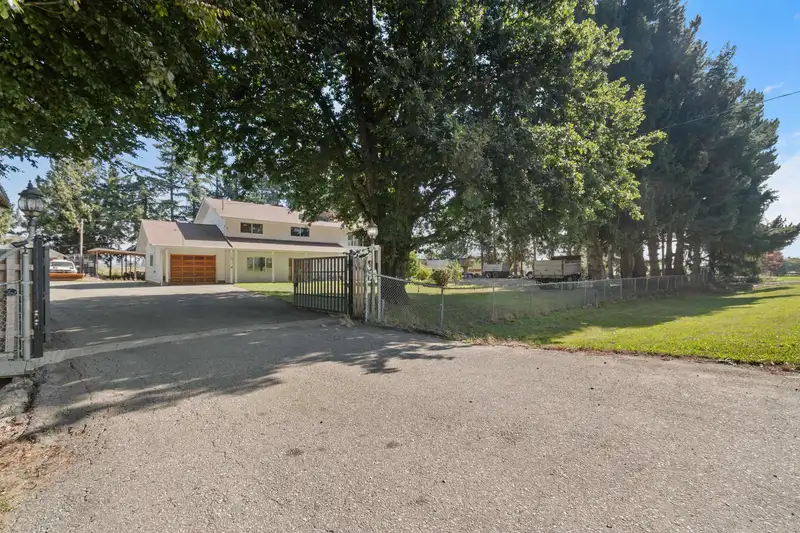 5460 INTERPROVINCIAL HIGHWAY - photo 3 of 40