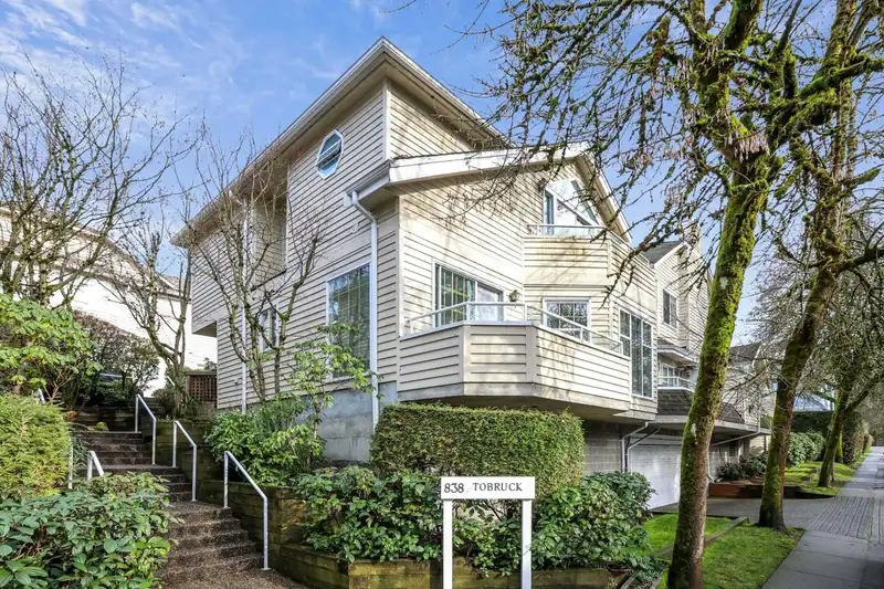10 838 TOBRUCK AVENUE - photo 1 of 25