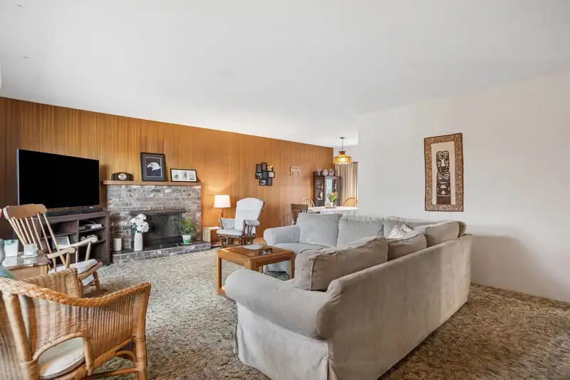 5392 MAPLE CRESCENT - photo 4 of 32
