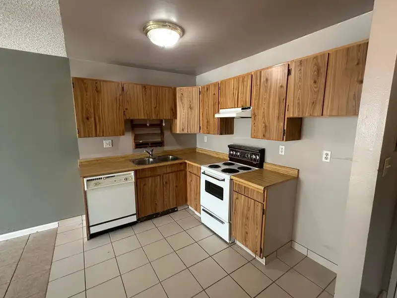 104 1122 KING ALBERT AVENUE - photo 2 of 9