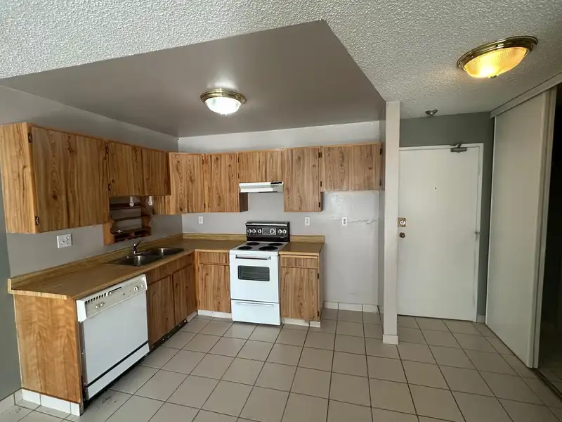 104 1122 KING ALBERT AVENUE - photo 3 of 9