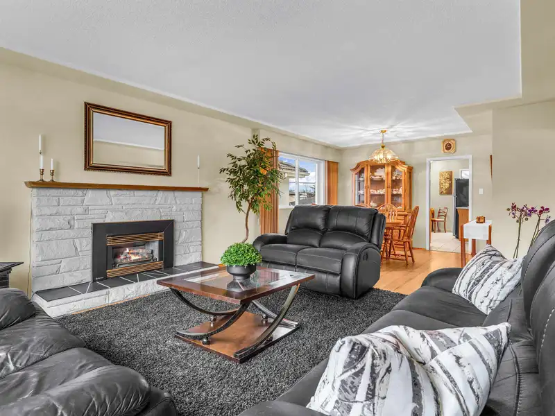 3031 E 16TH AVENUE - photo 3 of 33
