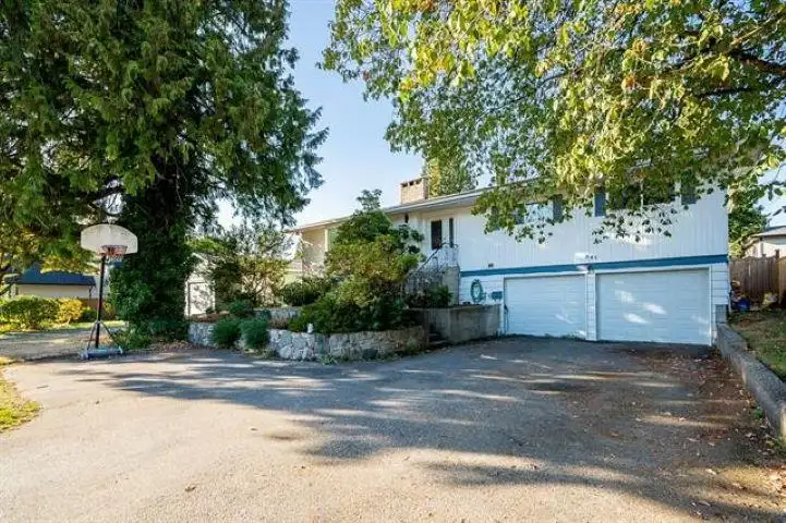 845 SMITH AVENUE - photo 2 of 34