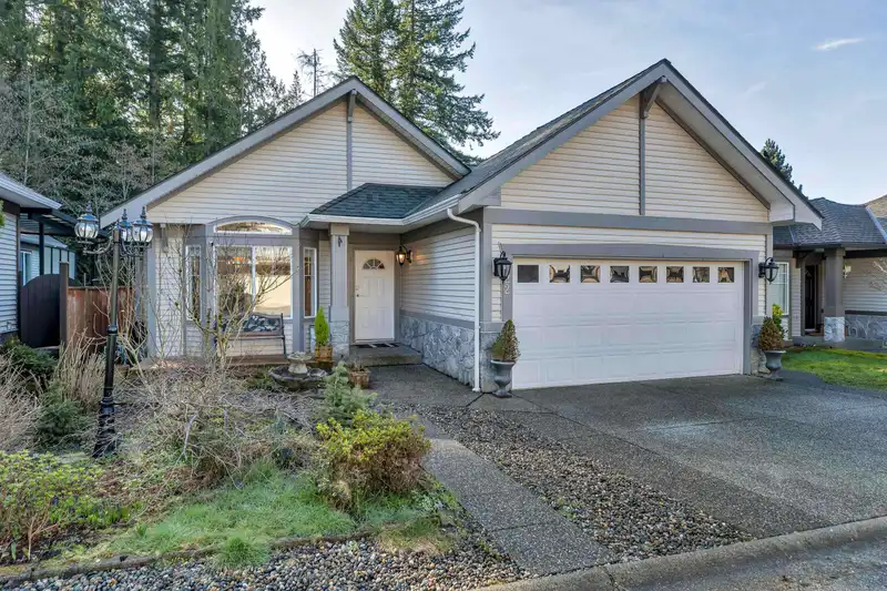 122 BLACKBERRY DRIVE - photo 2 of 38