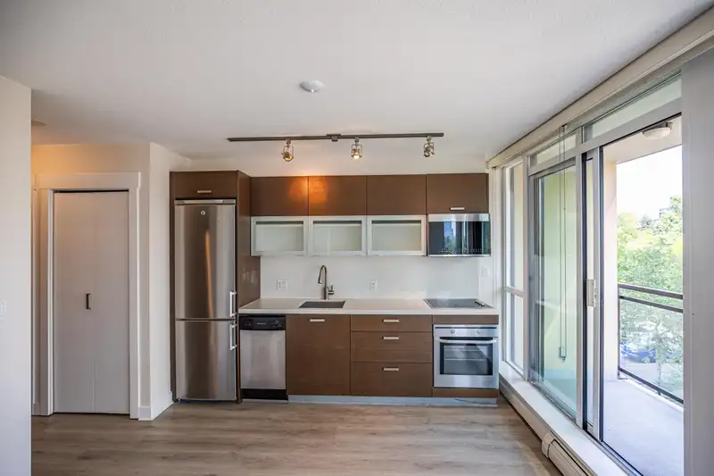 404 13380 108TH AVENUE - photo 3 of 29