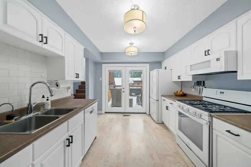 407 CAMBRIDGE WAY - photo 4 of 40