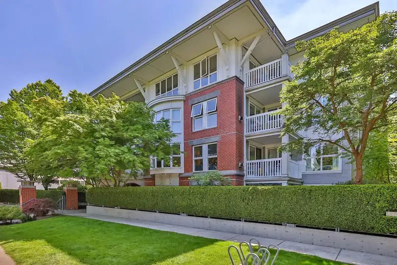202 1858 W 5TH AVENUE - photo 1 of 23