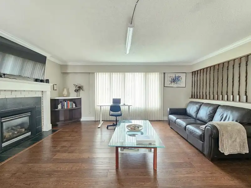 5574 49 AVENUE - photo 4 of 19